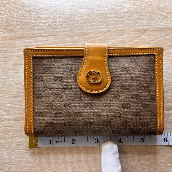 Gucci GG Kisslock Wallet With Coin Pocket - Picture 13 of 16